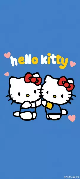 【双生甜心】两个Hello Kitty戴着标志性红蝴蝶结，并肩坐在明黄背景中
